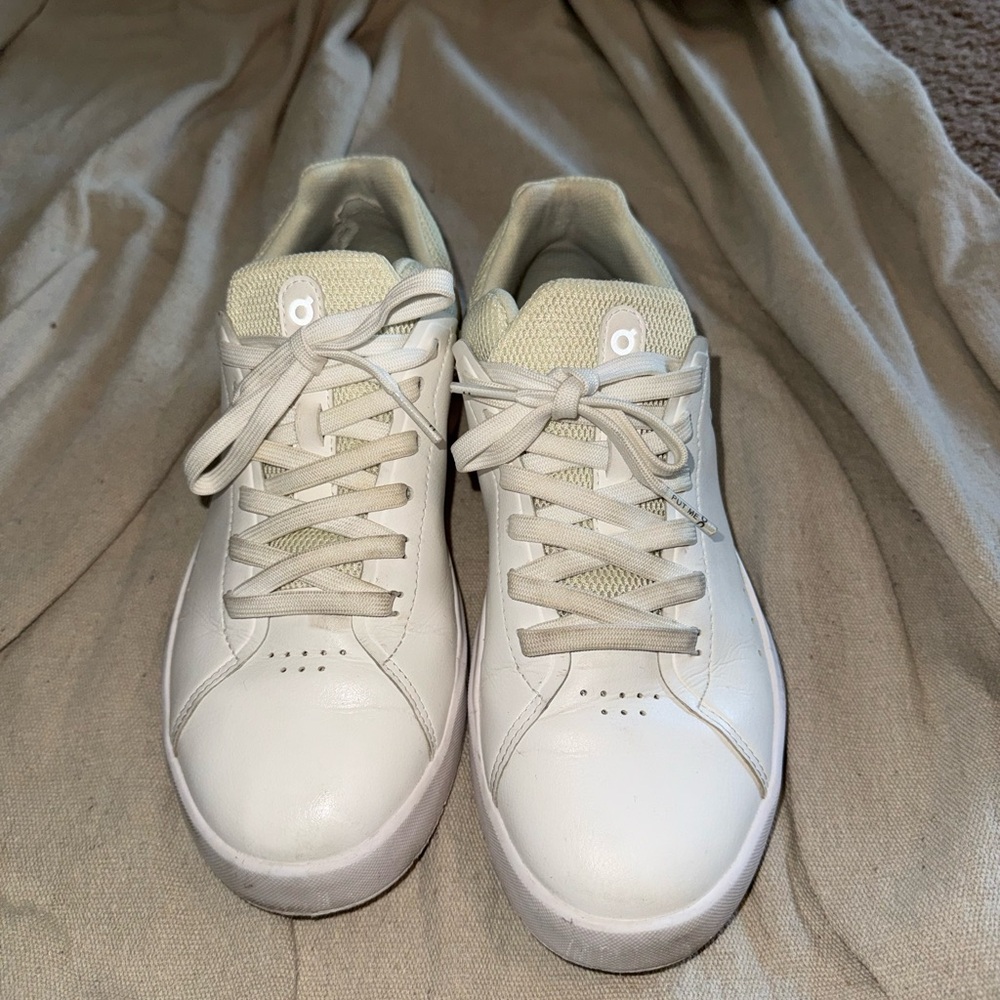 On Running The ROGER Advantage White and Mauve Low-Profile Sneakers